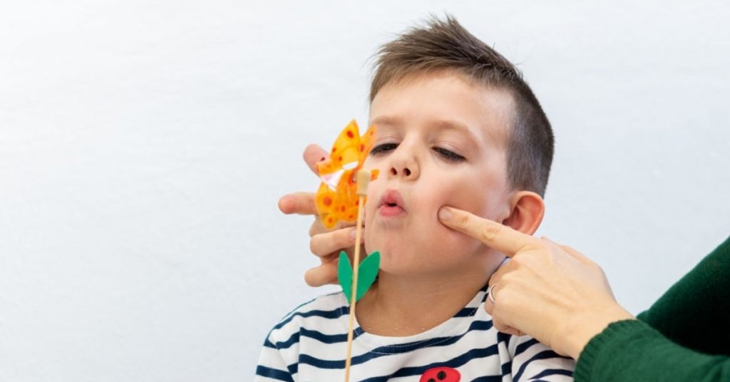 طفل في جلسة نطق و تخاطب 